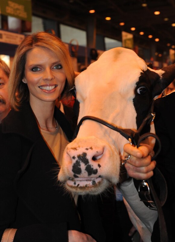 Sylvie Tellier et une vache au salon de l'agriculture (23 février 2011)