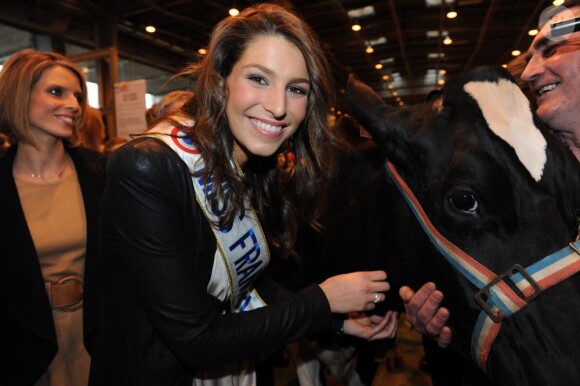 Laury Thilleman, Miss France 2011, Sylvie Tellier et une vache au salon de l'agriculture (23 février 2011)