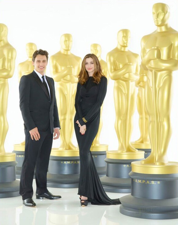 Les photos promotionnelles pour les Oscars (qui se tiendront le 27 février 2011), avec les coanimateurs Anne Hathaway et James Franco.