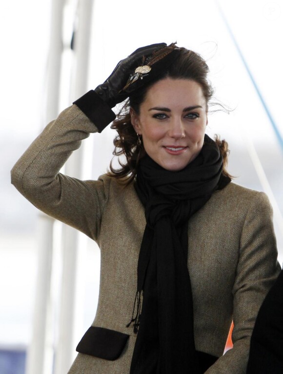 Kate Middleton et le prince William inaugurent un canoë de sauvetage à Anglesey, au pays de Galles, le 24 février 2011.