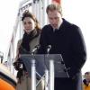 Kate Middleton et le prince William inaugurent un canoë de sauvetage à Anglesey, au pays de Galles, le 24 février 2011.