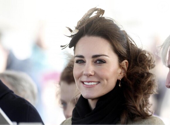 Kate Middleton, avec son prince William, inaugurent un canoë de sauvetage à Anglesey, au pays de Galles, le 24 février 2011.