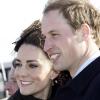 Kate Middleton et le prince William inaugurent un canoë de sauvetage à Anglesey, au pays de Galles, le 24 février 2011.