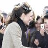 Kate Middleton, avec son prince William, inaugurent un canoë de sauvetage à Anglesey, au pays de Galles, le 24 février 2011.