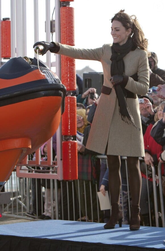 Kate Middleton baptise un canoë de sauvetage de l'île d'Anglesey, le jeudi 24 février, sous les yeux de son futur mari William.