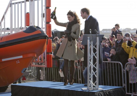 Kate Middleton baptise un canoë de sauvetage de l'île d'Anglesey, le jeudi 24 février, sous les yeux de son futur mari William.