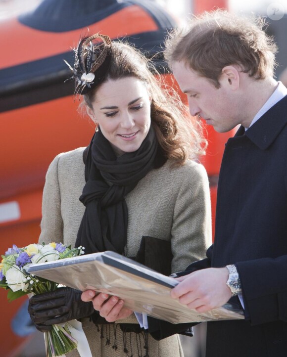 Kate Middleton baptise un canoë de sauvetage de l'île d'Anglesey, le jeudi 24 février, sous les yeux de son futur mari William.