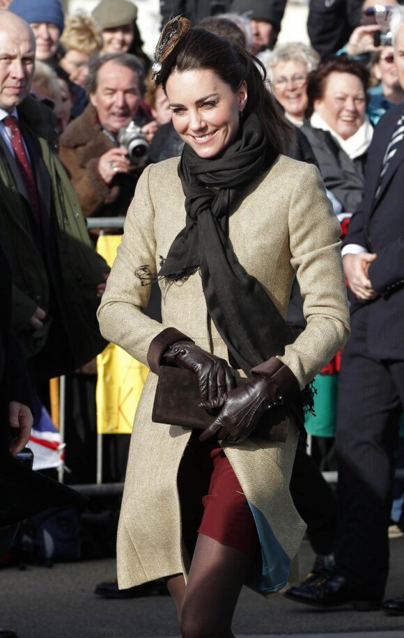 Pour sa première sortie officielle depuis leurs fiançailles, Kate Middleton accompagnait le Prince William sur une base de sauvetage à Anglesey, le 24 février 2011.