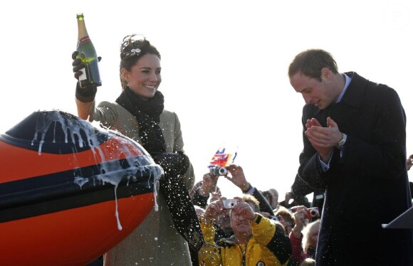 Pour sa première sortie officielle depuis leurs fiançailles, Kate Middleton accompagnait le Prince William sur une base de sauvetage à Anglesey, le 24 février 2011.