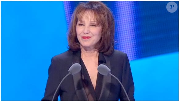 Nathalie Baye remet le prix du Meilleur réalisateur, lors de la 36e nuit des César, vendredi 25 février 2011.