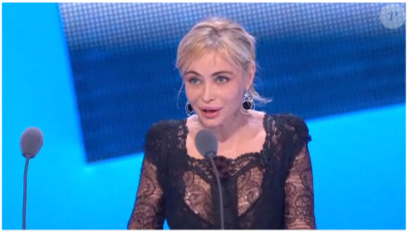 Emmanuelle Béart remet le prix du Meilleur scénario original, lors de la 36e nuit des César, vendredi 25 février 2011.