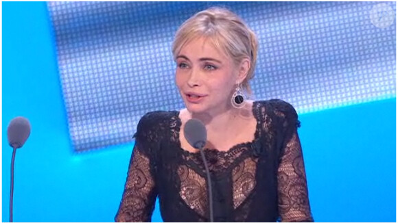 Emmanuelle Béart remet le prix du Meilleur scénario original, lors de la 36e nuit des César, vendredi 25 février 2011.