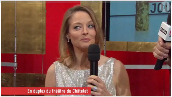 Jodie Foster, au micro de Canal+, sur le tapis rouge de la 36e nuit des César, vendredi 25 février.