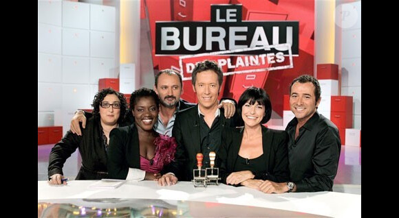 Jean-Luc Lemoine entouré de sa bande de chroniqueurs sur Bureau des Plaintes (France 2).