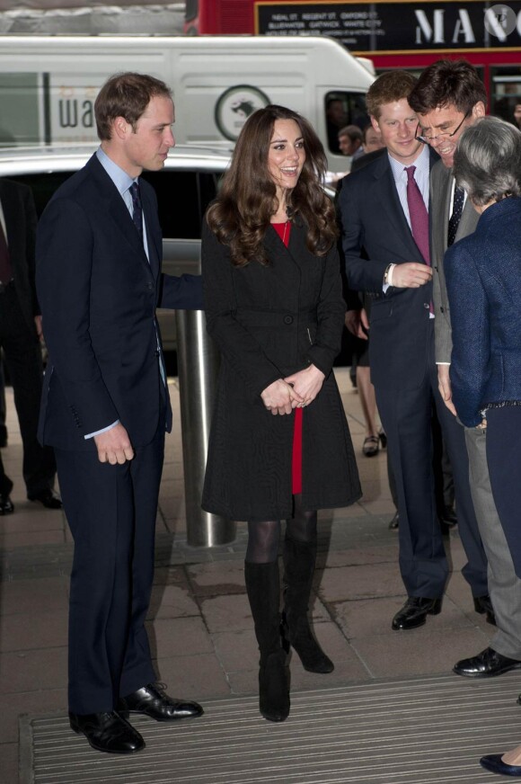 Le prince Harry, le 25 février 2011, avec son frère William et sa presque belle-soeur Kate Middleton, à Londres.