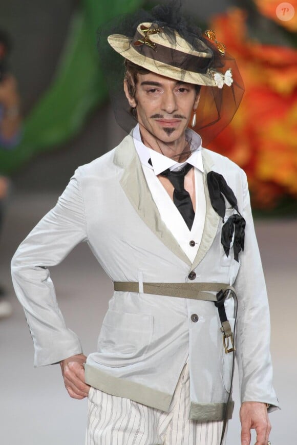 John Galliano en juillet 2010 après le défilé Dior à Paris 