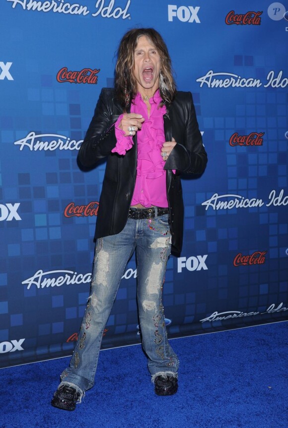 Steven Tyler passe la soirée avec les 13 finalistes d'American Idol au Grove à Los Angeles le 3 mars 2011