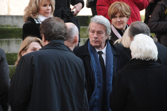 Alain Delon quittant l'église Saint-Roch où se sont déroulées les obsèques d'Annie Girardot le 4 mars 2011 à Paris