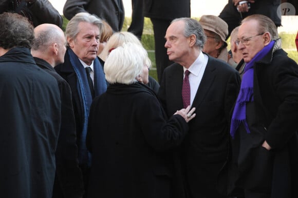 Alain Delon, Line Renaud et Frédéric Mitterrand quittant l'église Saint-Roch où se sont déroulées les obsèques d'Annie Girardot le 4 mars 2011 à Paris