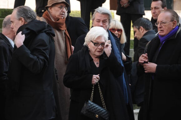 Line Renaud, Alain Delon et Mireille Darc quittant l'église Saint-Roch où se sont déroulées les obsèques d'Annie Girardot le 4 mars 2011 à Paris