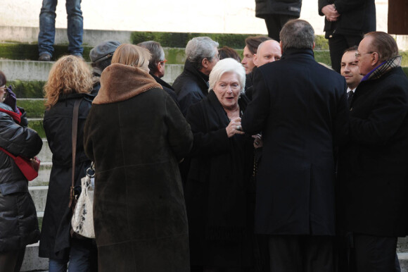 Line Renaud quittant l'église Saint-Roch où se sont déroulées les obsèques d'Annie Girardot le 4 mars 2011 à Paris