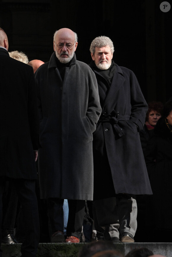 Bertrand Blier et Patrick Prejean quittant l'église Saint-Roch où se sont déroulées les obsèques d'Annie Girardot le 4 mars 2011 à Paris
