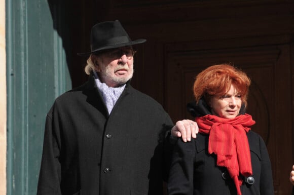Jean-Pierre Marielle et sa femme quittant l'église Saint-Roch où se sont déroulées les obsèques d'Annie Girardot le 4 mars 2011 à Paris