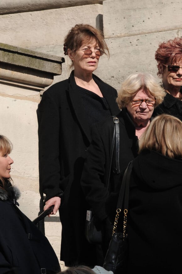 Jane Birkin quittant l'église Saint-Roch où se sont déroulées les obsèques d'Annie Girardot le 4 mars 2011 à Paris