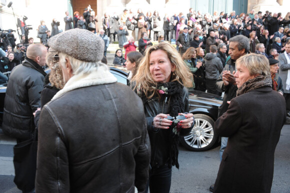 Fiona Gelin quittant l'église Saint-Roch où se sont déroulées les obsèques d'Annie Girardot le 4 mars 2011 à Paris