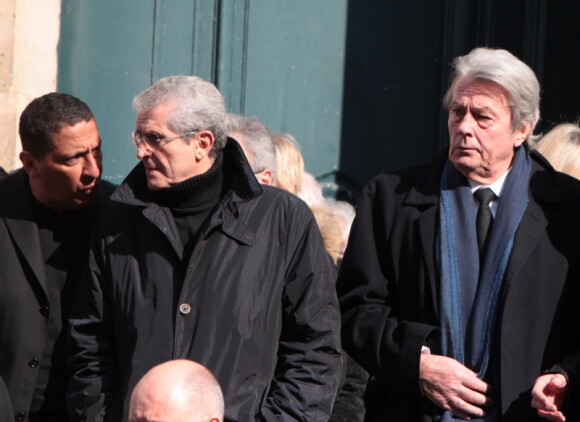 Smaïn, Claude Lelouch et Alain Delon quittant l'église Saint-Roch à Paris où se sont déroulées les obsèques d'Annie Girardot le 4 mars 2011