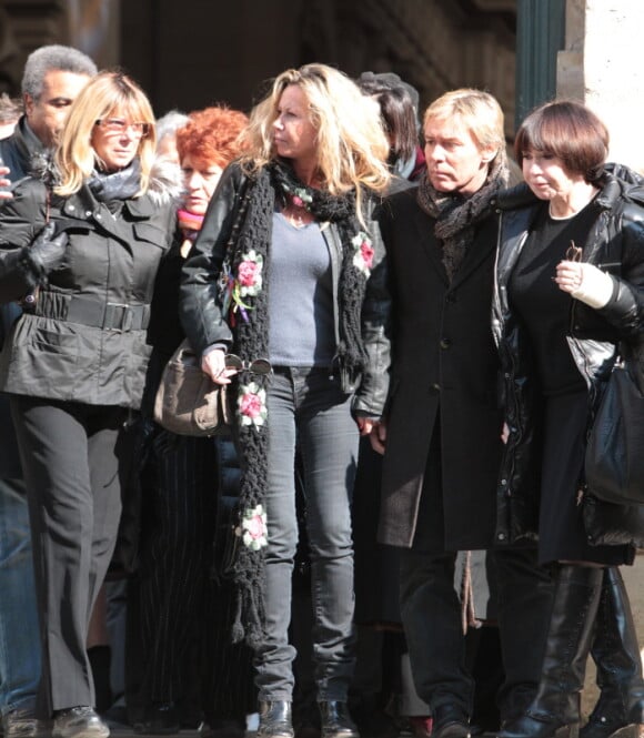 Fiona Gélin et Danièle Evenou quittant l'église Saint-Roch à Paris où se sont déroulées les obsèques d'Annie Girardot le 4 mars 2011