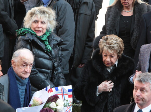 Catherine Lachens et Marthe Mercadier quittant l'église Saint-Roch à Paris où se sont déroulées les obsèques d'Annie Girardot le 4 mars 2011