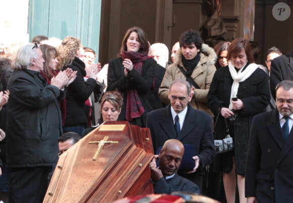 Lola et Renato, petits-enfants d'Annie, Giulia sa fille, quittant  l'église Saint-Roch à Paris où se sont déroulées les obsèques d'Annie  Girardot le 4 mars 2011