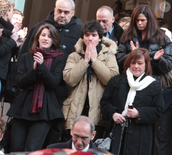 Lola et Renato, petits-enfants d'Annie, Giulia sa fille, quittant  l'église Saint-Roch à Paris où se sont déroulées les obsèques d'Annie  Girardot le 4 mars 2011