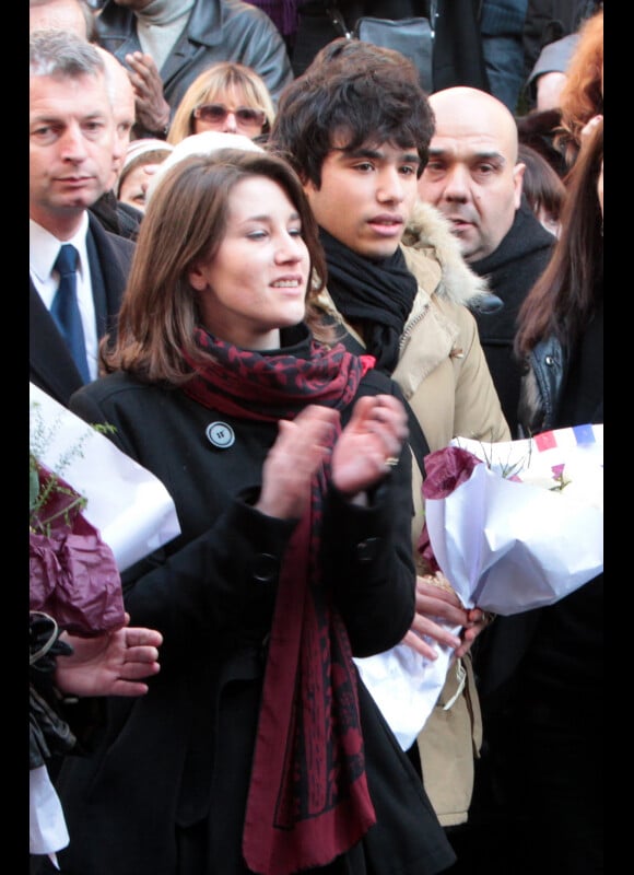 Lola et Renato, petits-enfants d'Annie, quittant  l'église Saint-Roch à Paris où se sont déroulées les obsèques d'Annie  Girardot le 4 mars 2011