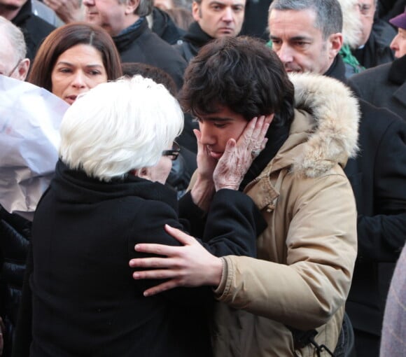 Renato, petit-fils d'Annie, et Line Renaud quittant l'église Saint-Roch à Paris où se sont déroulées les obsèques d'Annie Girardot le 4 mars 2011