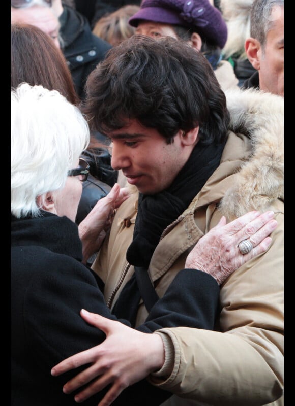 Renato, petit-fils d'Annie, et Line Renaud, quittant l'église Saint-Roch à Paris où se sont déroulées les obsèques d'Annie Girardot le 4 mars 2011