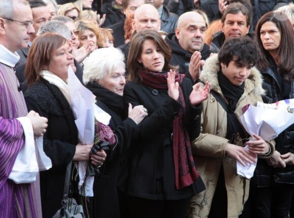 Line Renaud, les petits-enfants d'Annie, Lola et Renato, quittant l'église Saint-Roch à Paris où se sont déroulées les obsèques d'Annie Girardot le 4 mars 2011