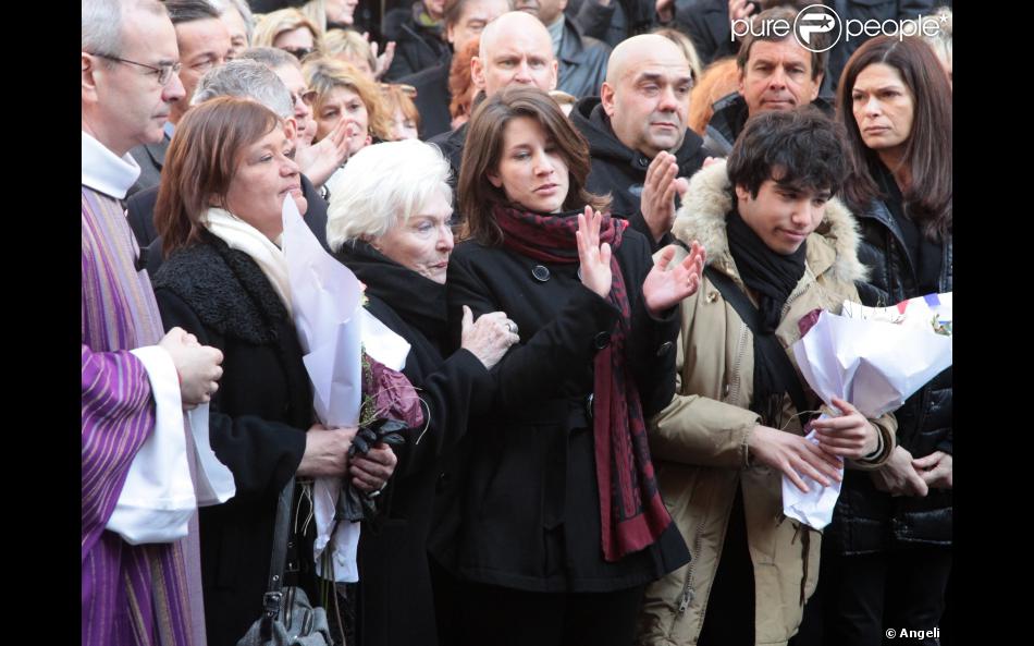 Line Renaud Les Petits Enfants D Annie Lola Et Renato Quittant L Eglise Saint Roch A Paris Ou Se Sont Deroulees Les Obseques D Annie Girardot Le 4 Mars 2011 Purepeople