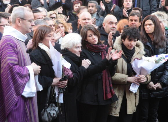 Line Renaud, les petits-enfants d'Annie, Lola et Renato, quittant  l'église Saint-Roch à Paris où se sont déroulées les obsèques d'Annie  Girardot le 4 mars 2011