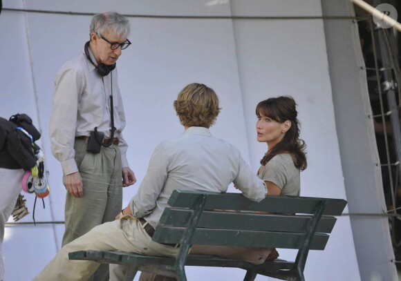 Woody Allen (ici avec Owen Wilson et Carla Bruni sur le tournage de Minuit à Paris, à Paris, lors de l'été 2010) tournera son prochain film à Rome, en Italie, dès l'été 2011.