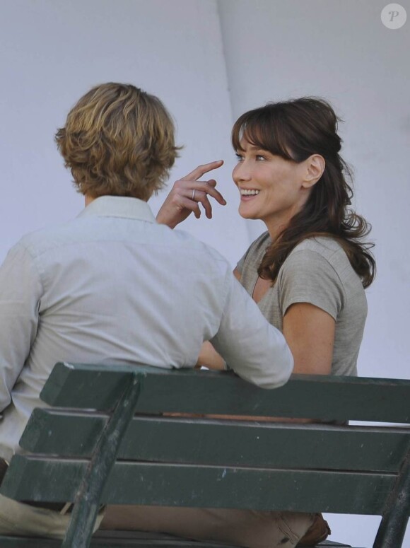 Owen Wilson et Carla Bruni sur le tournage de Minuit à Paris, à Paris, lors de l'été 2010, un film de Woody Allen qui tournera son prochain film à Rome, en Italie, dès l'été 2011.