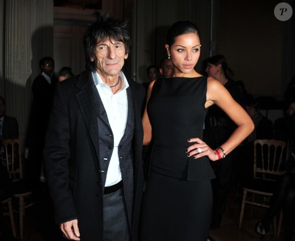 Ronnie Wood et sa girlfriend Ana Araujo lors du défilé Yves Saint Laurent, par Stefano Pilati pour la collection automne/hiver 2011/2012 prêt à porter à l'Hôtel Salomon de Rotschild le 7 mars 2011 à Paris
