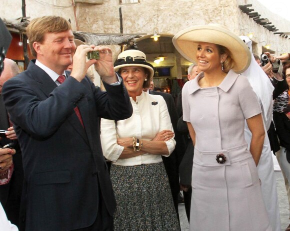 La reine Beatrix, accompagnée de son fils le prince héritier Willem-Alexander et son épouse la très preppy princesse Maxima, en visite d'Etat au Qatar en mars 2011 (le 9).