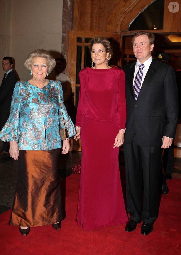 La reine Beatrix, accompagnée de son fils le prince héritier Willem-Alexander et son épouse la très preppy princesse Maxima, en visite d'Etat au Qatar en mars 2011 (le 9).