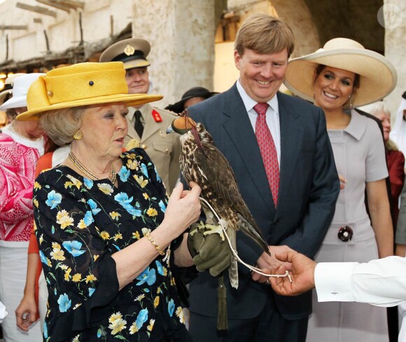La reine Beatrix, accompagnée de son fils le prince héritier Willem-Alexander et son épouse la très preppy princesse Maxima, en visite d'Etat au Qatar en mars 2011 (le 9).