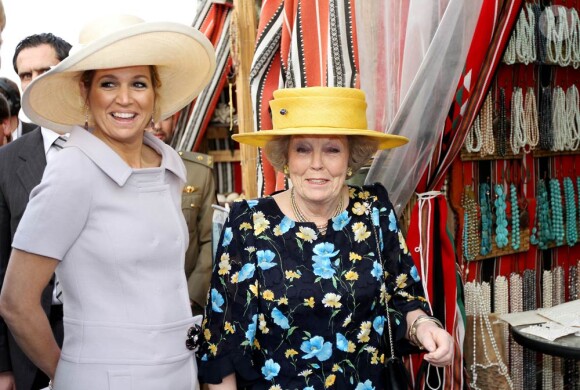 La reine Beatrix, accompagnée de son fils le prince héritier Willem-Alexander et son épouse la très preppy princesse Maxima, en visite d'Etat au Qatar en mars 2011 (le 9).