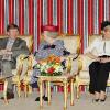 La reine Beatrix, le prince héritier Willem-Alexander et la princesse Maxima des Pays-Bas en visite au Qatar le 10 mars 2011.