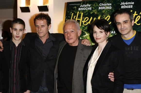 Emile Berling avec son père Charles Berling, Marin Karmitz, Juliette Binoche et Olivier Assayas en mars 2008