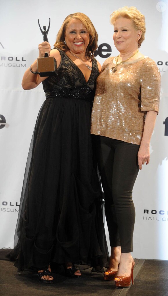 La cérémonie d'intronisation des nouveaux membres intégrés au Rock and Roll Hall of Fame, le 14 mars 2011, a notamment été marquée par la performance horrifique - évidemment - d'Alice Cooper. Photo : Darlene Love et Bette Midler.